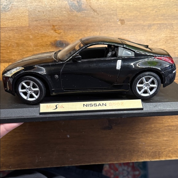 Nissan 350Z Black Model Car - Picture 2 of 3